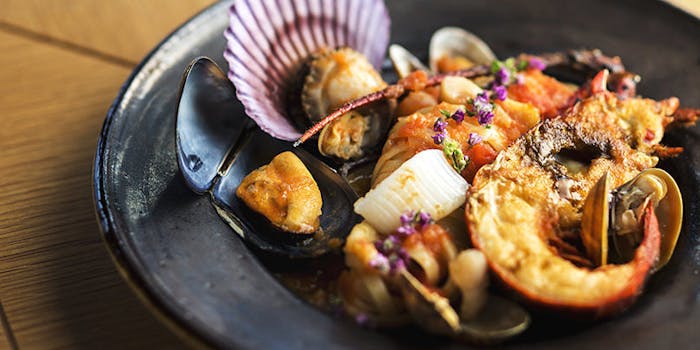 アマネム Amanemu - ピクニックに最適な清々しい春の季節。美しい英虞湾を眺めながら、季節限定のピクニックランチはいかがでしょうか。シェフが季節の地元食材を使って調理した新鮮なサンドイッチやサラダを、敷地内のプライベートベイでお召し上がりいただけます