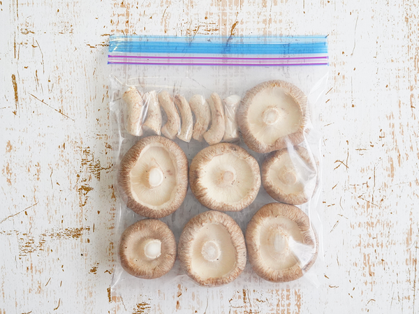 全体とスライスした生しいたけ暗いスレート背景。の写真素材・画像素材 Image 6828247