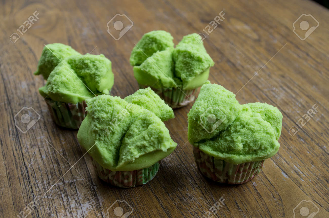 世界中の緑色のお菓子を集めて爆食いしたら次の日ミドリ亀が産まれた 🐢