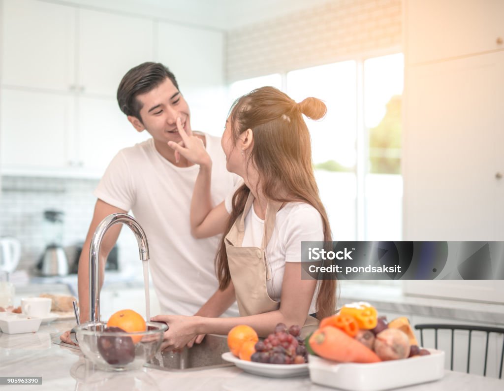 黒のカップル、キッチンで食べ物と料理のサラダ、健康的な関係とボンディングとキッチンカウンター上の野菜。黒人男性ダンス、女性と栄養一緒に食事とキスと幸せ。」の動画素材 ロイヤリティフリー 1097440113Shutterstock