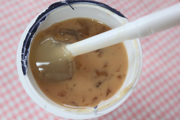実食レポ ファミマ『わらびもちは飲みものです。』きな粉と黒みつをかけて味わうぷるぷる食感のドリンク！ – はらぺこニュース