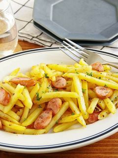 本日はジャーマンポテト🥔, 動画を一時停止したい場合は、画面を長押ししてくださいね✨, ▼材料 1人分, 〇冷凍ポテト200ｇ , 〇ベーコン 1パック , 〇コンソメの素小さじ1 , 〇オリーブオイル小さじ2 , 〇おろしにんにく2センチ , ※ブラックペッパーはお好みで ,①初めに冷凍ジャガイモを耐熱ボウルにいれ、電子レンジで600W 4分レンチンします ,