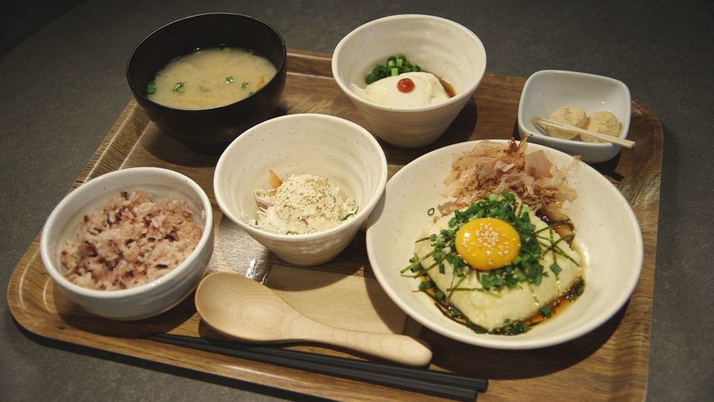 大海原に立つ白亜の灯台✨. 伊豆半島の最南端にある 「石廊崎灯台 いろうざきとうだい 」は まさに絶景スポット。 切り立った断崖にそびえる灯台からは太平洋の大パノラマが一望できます。 晴れた日には伊豆七島まで見渡せ どこまでも広がる青い海と空の景色は圧巻