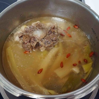 牛テールスープで食べるもりおか冷麺。 盛岡冷麺にハマり中。東京でも店頭で見かけたらつい買ってしまう。今回は牛テールスープのものをゲットして作ってみました。具材はローストビーフ・白髪ネギ・ベビーリーフ・煮卵。盛り付けに赤・緑・黄色系の色味が入るとカワイイ