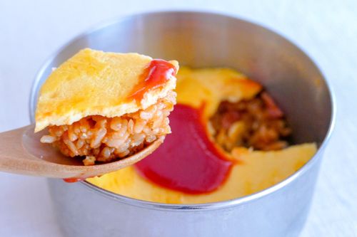 卵と冷凍チキンライスで--電子レンジで一発でできる「ミニオムライスメーカー」えんウチ