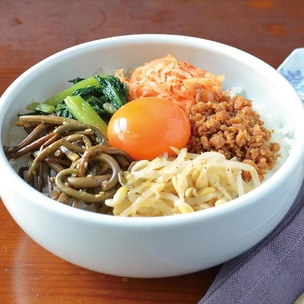 おうちでキャンプ飯第4弾！！スキレットで石焼きビビンバを作りました！難しそうに見えて意外と簡単です。ごはんのおこげも楽しめる本格ビビンバ！アウトドア感が楽しめます！nakagawagramおうちでキャンプ飯おうちキャンプキャンプしたいおうちフォト