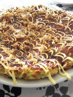 WAKKUBAKKUオリジナル 『山芋だけお好み焼き』1,100円 小麦粉を使わないふわっふわの山芋だけのお好み焼きの上にこれまたふわふわの白出汁の卵焼きとさらに目玉焼きを乗せました。満足感たっぷり100%のこちらのお好み焼きは当店の看板商品です。 ぜひ一度お召し上がり