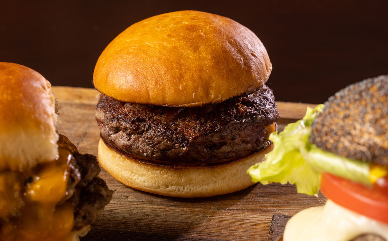 沖縄在住アメリカ人に人気なハンバーガー「パーラーK'sPit」よみもの沖縄CLIPあなたの沖縄旅を豊かにする体験予約サイト・観光情報メディア