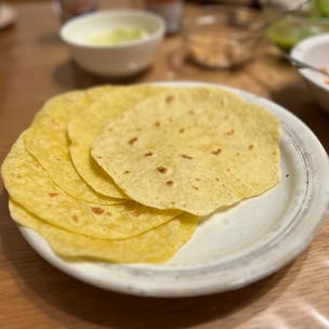 暑い時期に食べたいタコスをこんにゃく入りのヘルシーメニューに！ パーティー料理にもぴったりですね🥳タコスミート＜材料3人分＞・生芋こんにゃく・220g ・牛豚合挽肉・100g ・玉ねぎ・50g ・ホールトマト・200g ・トルティーヤ