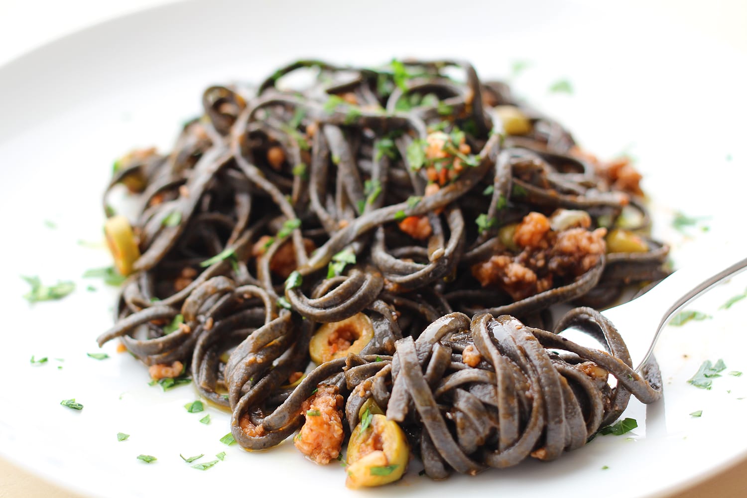 魚介を感じるイカスミパスタ