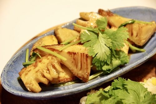 厚揚げとひき肉、にらの麻婆丼の献立 副菜：たけのこ の中華風マリネ、汁物：人参とろとろ中華スープ＜塩分控えめ＞ 献立・メニュー 味の素パーク たべる楽しさを、もっと