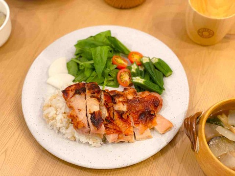 魚焼きグリルで簡単にできる！スパイシーチキン＆炒飯弁当♪