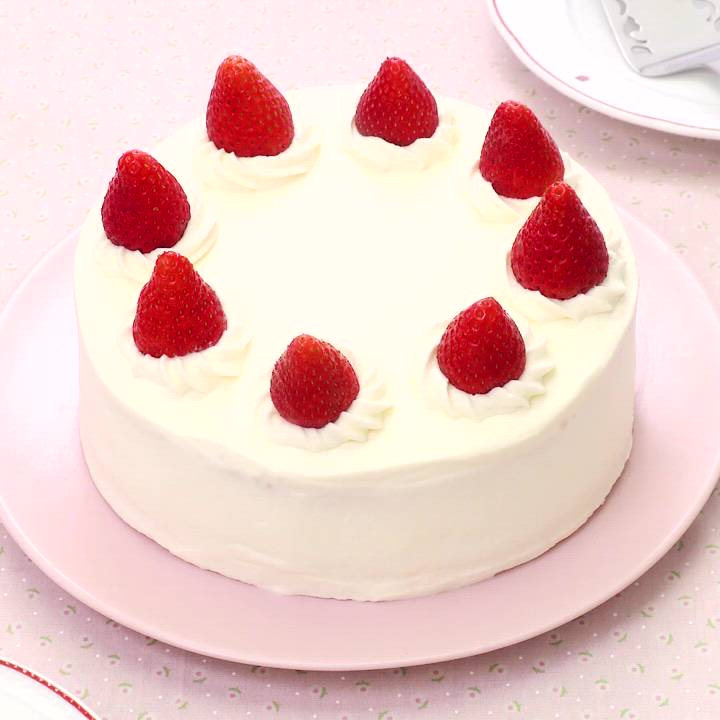 今日は4号と5号の苺ショートケーキを。 苺ショートってやっぱり可愛い〜😍 お店をハシゴしてギリギリ見つけた苺ー😭 本当、手に入って良かった。今期最後の苺ショートだね🍓 お誕生日おめでとうございます🎂苺ショートケーキ手作りケーキショートケーキ