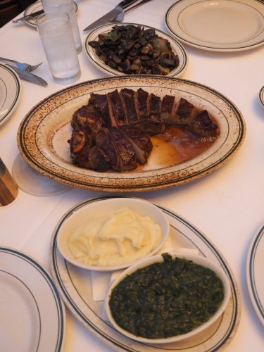 久しぶりにウルフギャングでディナー🍽💕🍖 . ウルフギャング行くと、 チョップドサラダ クリームスピナッチ マッシュポテトはマストで頼むよ😌❤️ . 次行けるのはいつになるだろうか🤔 .ゴルフ ゴルフ女子 golf golfgirl golfswing ゴルフスイング sports スポーツ