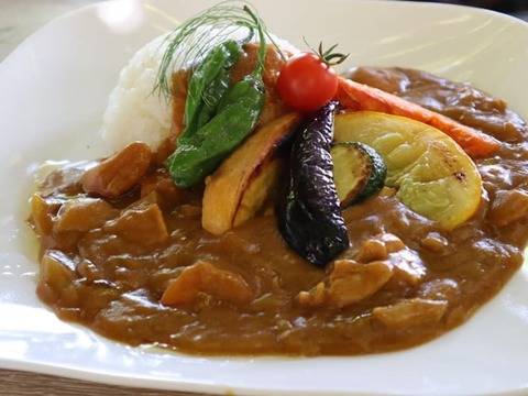 夏野菜カレー🍛 せっかく素揚げをするので！と思って、子供達とポテトチップスも作ってみました！ ポテトチップスって結構揚げ時間難しい！子供達は初体験でとっても喜んでくれました❤️夏野菜カレー夏カレー夏野菜素揚げカレー和ぷりかおくらナス