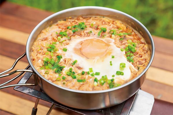 チキンラーメンが海鮮チゲ風に！ 韓国風アレンジレシピキャンプ料理「ソトレシピ」監修 - Peachy ピーチィ- ライブドアニュース
