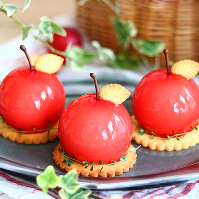 簡単キャンプデザート「まるごとりんごのシナモンケーキ」のレシピ - キャンプ料理レシピHondaキャンプHonda公式サイト