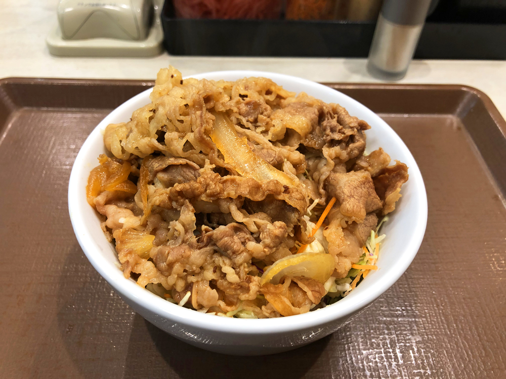 ダイエット中は牛皿持ち帰りなんだけど、牛丼屋さんにあったら歓喜でしかないメニュー ＊もやしのすご盛り牛丼もやしは焼肉のタレでさっと炒めてしゃきしゃきで ＊胸肉もやし丼 胸肉を牛丼屋さんの秘伝のつゆで煮込む オートミール米化が見えない満足感が半端ない