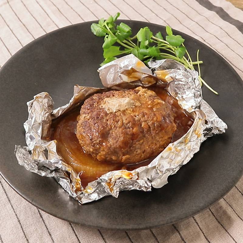 肉汁あふれる！本格的でお店みたいな美味しさ😋, 「包み焼きハンバーグ」,2人前 , ・牛豚合挽き肉200g, ・塩、こしょう少々,・卵1個, ・水大さじ2, ・パン粉大さじ4, ・玉ねぎ1 4個 60g , ・じゃがいも 小1個 100g , ・人参1 6本 30g , ・舞茸30g,