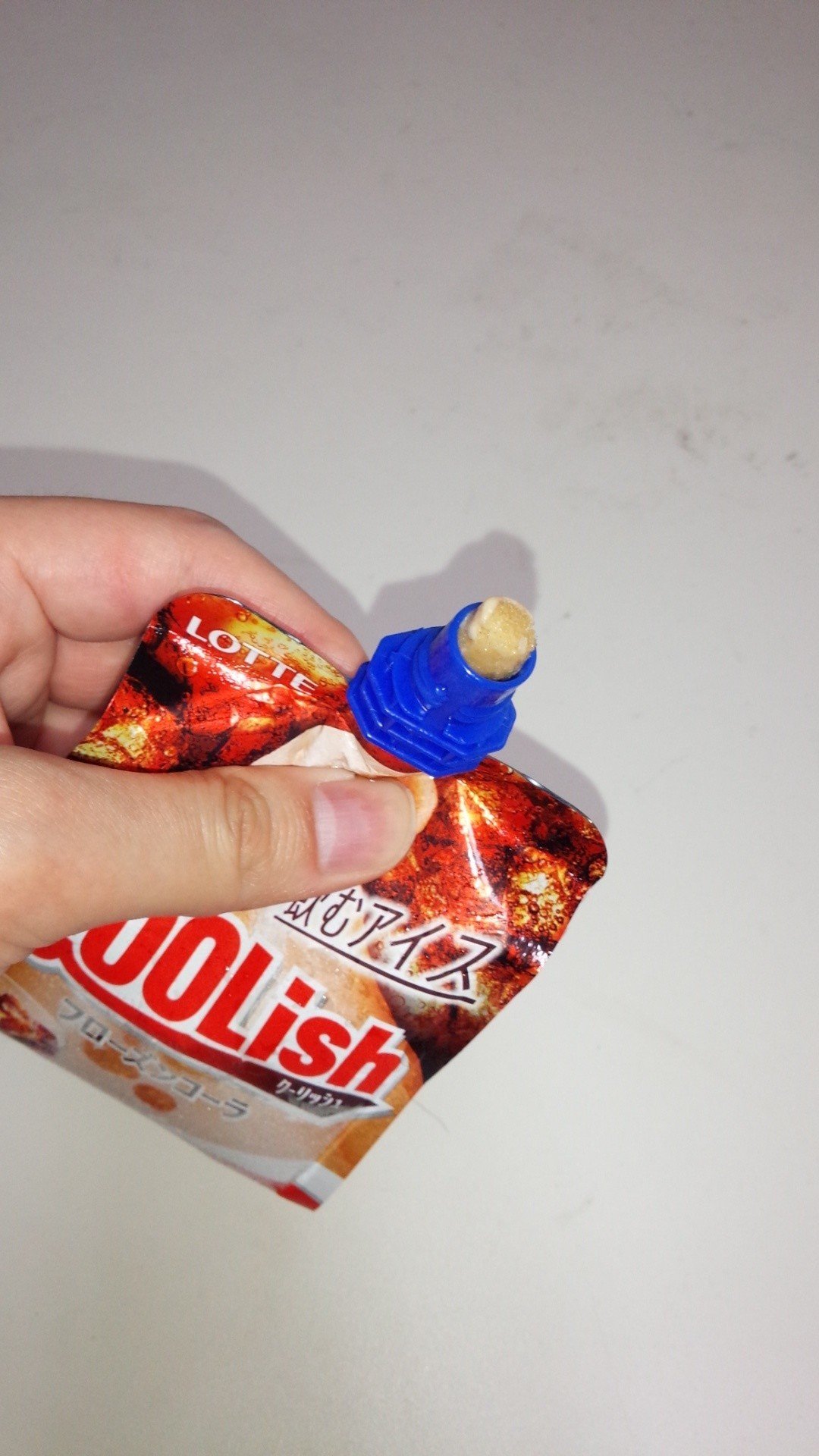 コーラもファンタも凍らせて美味くなる!? でも炭酸は? 揉み飲み用『コカ・コーラ フローズン レモン』『ファンタ フローズングレープ オレンジ』の謎を探る！ - ライブドアニュース