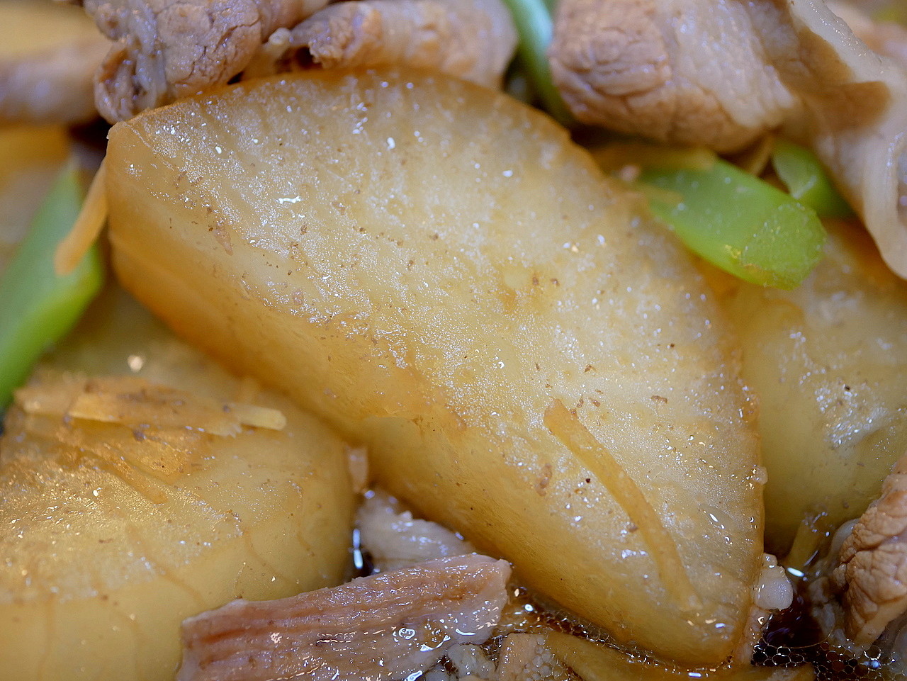 ❀ MarisKitchen 👩‍🍳 根野菜と豚肩ロースの煮物😋💓 大根ゴボウ蓮根🥩 圧力鍋でお手軽調理♨️ 🍲あったか〜 しみしみ大根豚肉と大根の煮物 · 昨日は90名ほど集合🎶 ・ ・instagood根野菜の煮物豚肩ロースJapanesefoodwashokuうつわ好きおうちごはん