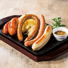 はいさーい🌺 琉球酒場かむんです！ 本日紹介するのは「沖縄ソーセージ盛り合わせ」 お酒のつまみにもってこいのソーセージ✨最近暑い日が続きますがそんな日こそかむんへ来て沖縄を感じてみてはいかがでしょうか😊 みなさん体調管理にはお気をつけください！ またやー