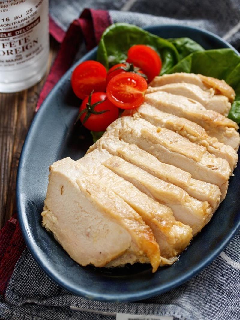 スゴ技！？コレ入れるだけで鶏むね肉がめちゃくちゃ美味しくなる！レンチンで２品同時完成の超アイデア