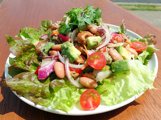 美肌効果抜群！トマト・アボカド・ツナのサラダレシピ