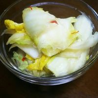 白菜の漬物, 材料, 白菜1 2, 水200mL, 白だし100mL, お酢大さじ2, 塩昆布大さじ1, 砂糖大さじ1,白菜は1cmくらいにカットします, 塩大さじ1 2砂糖大さじ1 2を加える, 揉見込んだ後に重石をのせて30分おく,白菜の水分をしっかりきりタッパーにいれます, 調味料を鍋に入れふいたら唐辛子をいれる, ⚠︎ ᴾᴼᴵᴺᵀ ⚠︎, 熱い状態のタレを白菜にかけます！,