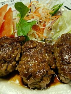 横にスワイプしてレシピを見てね♪ ⠀⠀ ひき肉サイコロステーキ ⠀⠀ 調理時間:約30分 ひき肉で作る！サイコロステーキをご紹介です。見た目は サイコロステーキそのもの！ひき肉を使うことで、硬くならずやわらかい食感に仕上がります。玉ねぎの甘味と旨味がおいしい甘辛