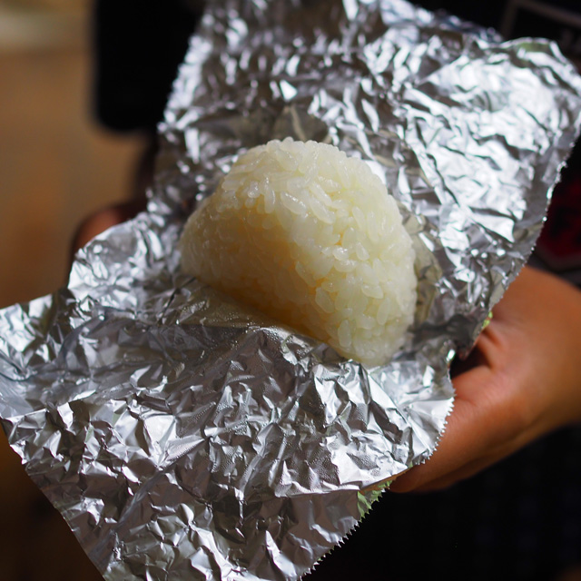 水玉模様が可愛い「おにぎりホイルPLUS!」--2層のシートがベタつきやパサつきを防止えんウチ