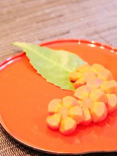 包丁一本で簡単！四季を感じる「人参の飾り切り」を画像付きで解説 - macaroni