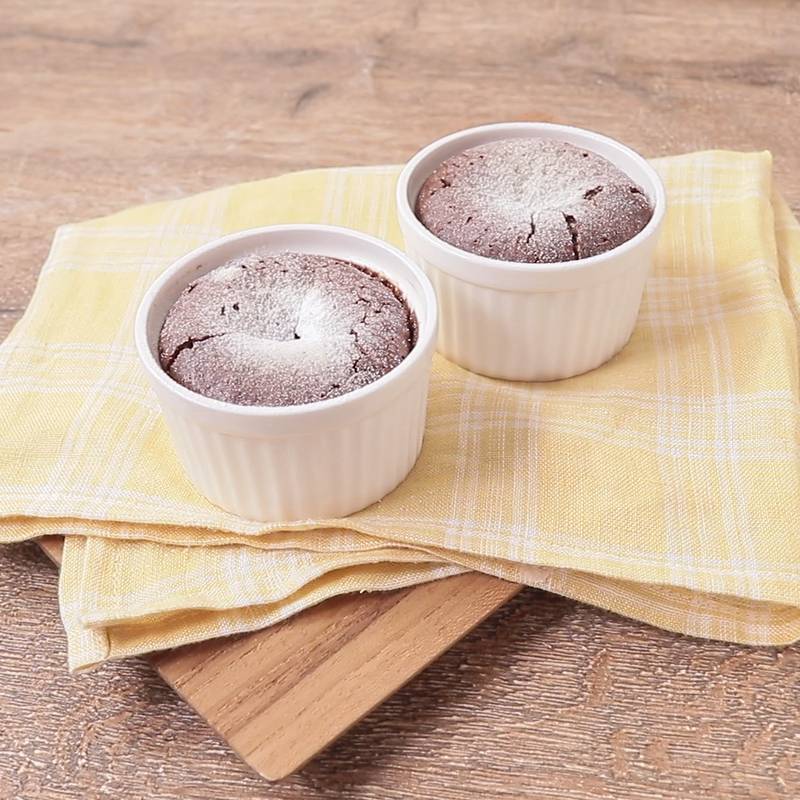 フォンダンショコラ🍫材料3つ・オーブンなしトースターで焼くだけ！ 濃厚フォンダンショコラ作り方 材料 2個分 □フォンダンショコラチョコレート100g バター30g 卵2個 右にスライドすると作り方が見れます！ YouTubeにも詳しく載せているので ぜひご覧ください