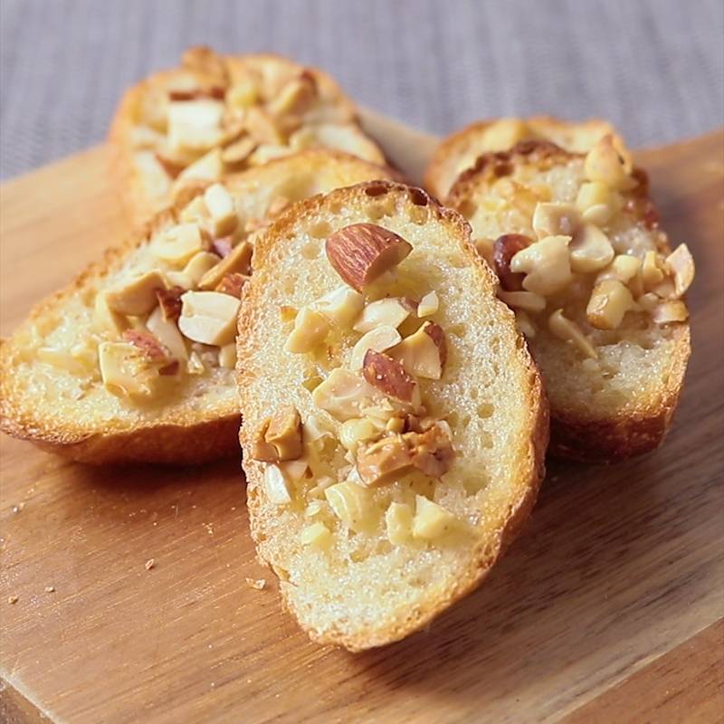 スキレットでカマンベールのはちみつ焼き