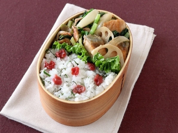 お弁当動画部,曲げわっぱ弁当 の詰め方動画で, おつかれさまです！, 魚をのせる部分だけ, 斜めにご飯を盛り付けて, 詰め方スタート🏃‍♀️,味玉ちゃんは豆小鉢に入れると, 安定するし見た目もよし笑, 形が安定したおかずを最初に詰めると, その後のおかずが詰めやすくなります,漬物や汁の出やすいおかずは, キッチンペーパーでしっかり水分取ると, 汁漏れしにくいので安心です◎, 〖