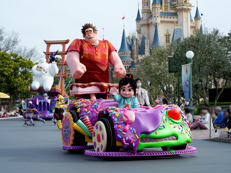 映画『シュガー・ラッシュ』のヴァネロペが、お菓子のお城みたいなフロートで登場！東京ディズニーランド®にて新パレード「イッツ・ア・スウィーツフルタイム！」が開催中♪詳細記事SGS109