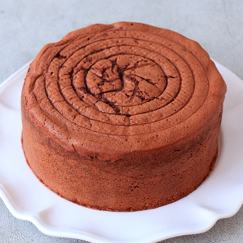 材料４つでこんなに膨らむ！ ホットケーキミックスで作るココアスポンジケーキの作り方チョコスポンジバターなし簡単お菓子作り - YouTube