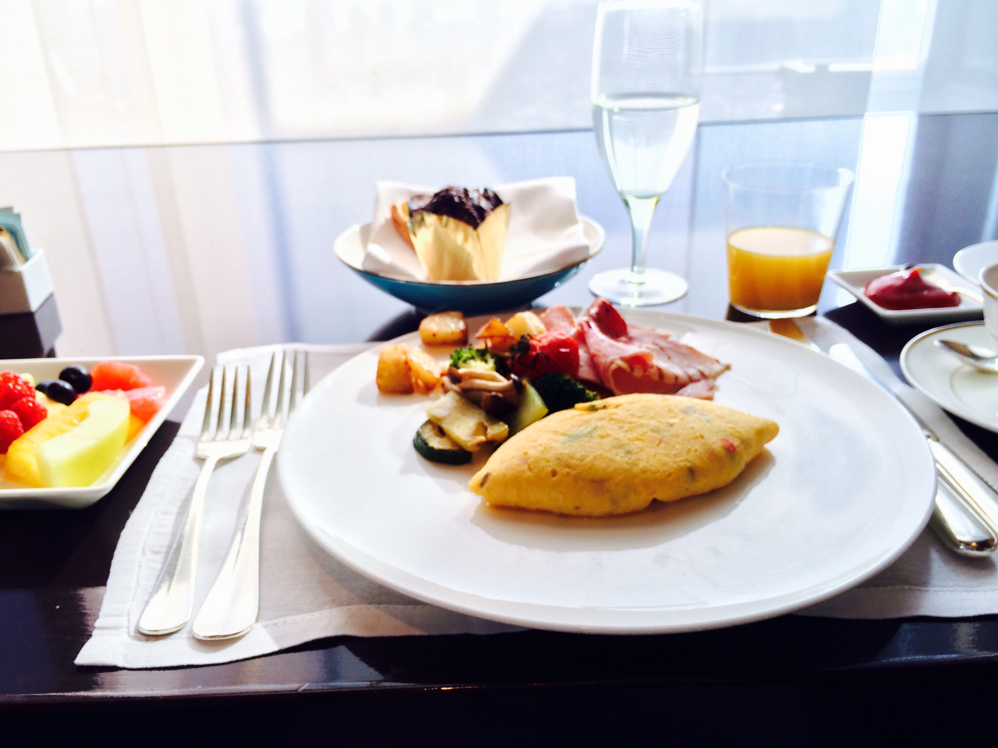 先日、リッツ・パリの優雅な空間で、楽しい会話とともに豪華な朝食。 とてもうれしいお誘いをいただき、ご一緒させていただきました🥹ごちそうさまでした、ありがとうございました🙇🏻‍♀️ . コースは、アメリカン、ベジタリアン、和食の3つの中から選べるよ。 日本人だ