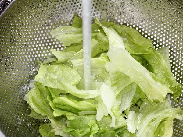 しおれた葉物野菜をシャキシャキにする方法 冷たい水に漬ける？50度洗い？どちらがいいか検証！知っ得ライフハックイエモネ