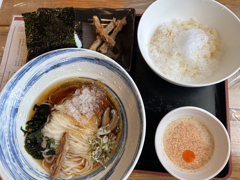 稲庭風うどん玉や . たま〜に、たま〜に、 冬なのに冷たいおうどんが食べたくなる時ありません？ 私だけかな 笑 食べたくって久しぶりの玉やへここは、メニュー多すぎて迷う迷う笑💓 玉やは、ごぼう揚げが美味しいと有名なので、ごぼう揚げ山かけうどん