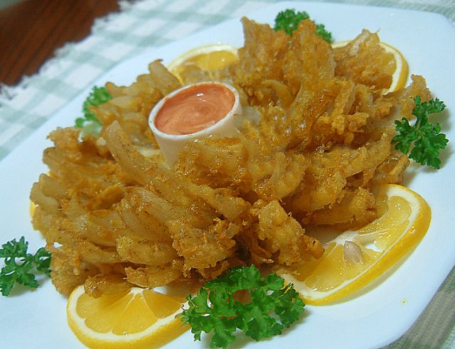 かんたん！まるごと玉ねぎでつくる「オニオンブロッサム」のレシピ