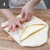 植物生まれのクロワッサン バター不使用。 折り込み作業なし。 塗り卵なし。 純植物性のクロワッサンです。 そしてナッツフリーです。 試作中のクロワッサンがやっと形になりました。ちゃんとバターの風味も、サクサク感もあります。 来月の白崎茶会レシピ研究室で配信