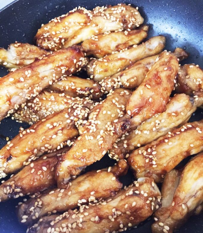 作り置きで楽する離乳食 幼児食 ▷ @yui.kids_gohan手羽中の甘辛炒め の作り方🌼 🥣 材料 大人10本＋子ども5本☑︎ 手羽中15本 ☑︎ 米粉 大さじ1.5 ☑︎ 米油 小さじ2 ☑︎ A醤油 大さじ1 ☑︎ Aみりん 大さじ1 ☑︎ Aてんさい糖 小さじ1⭐︎Aは事前に合わせて