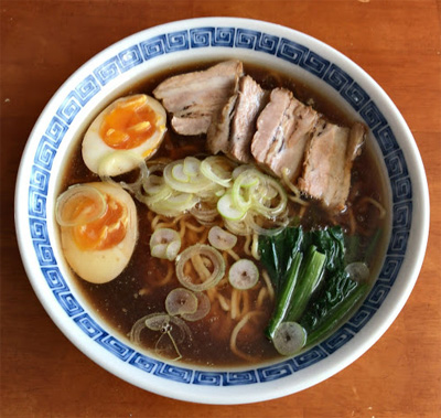 過去pic きのうの ビア缶チキン のあとの 鶏ガラで作ったラーメン😄💓 ・ ・ これは帰宅後に圧力鍋で作りました☝️材料鶏１羽ぶん水2000cc 生姜１かけ 長ネギの青いところ １本ぶん ・ ・ ①手袋🧤して骨に残った 細かい肉をとる ②骨とネギと生姜をいれて加圧