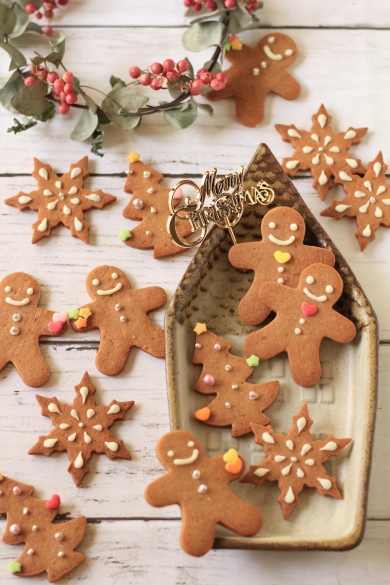 🎅🏻 NEW ジンジャーマンクッキー 大きなジンジャーブレッドマン かわいく美味しくできました🍪 新しょうがで作ったピールを クッキー生地に混ぜ込みました新しょうがの優しいピールが バタークッキーの中にほんのりと🤏 ずっと作りたかったジンジャーマンなので 念願が