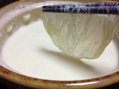 一度で二度美味しい『手作り生湯葉と豆乳鍋』～成分無調整豆乳使用～ : Syuntaroの『食の荒野を彷徨う』