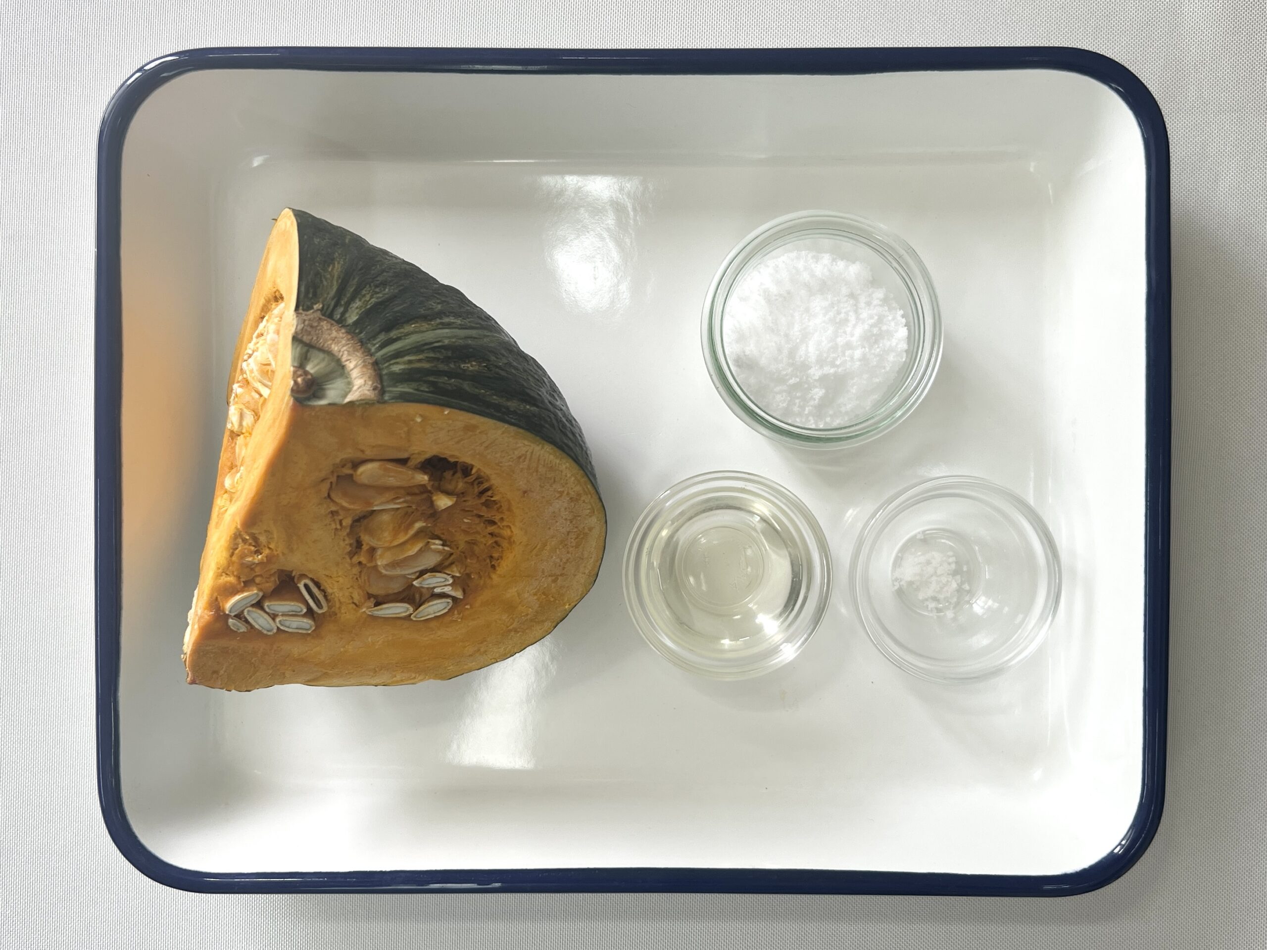 スイートパンプキン🎃 那須烏山産中山カボチャを蒸籠で蒸して 甘さを引き出したホクホクのカボチャにバター、生クリーム、卵、を入れてオーブンでしっとりと焼き上げました😊国産素材をふんだんに使用し、カボチャの美味しさを存分に味わえる千年屋オリジナルのカボチャ