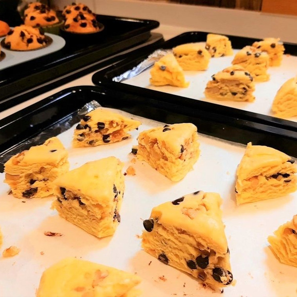 これはあんまり知られていないのでは !﻿ ﻿ 実は「天ぷら粉」でおいしい焼き菓子作れます。﻿ ﻿チョコチャンクスコーン は外サク、中ふわでおいしいです☺︎﻿作り方 6個分﻿ ヨーグルト大さじ3.5、油大さじ1、砂糖30gを混ぜ、天ぷら粉150g、刻んだチョコ40gを混ぜて