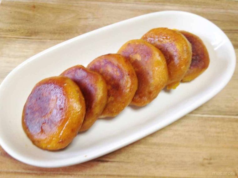 作ってみたいと思ったら、コメント欄に「🧆」の絵文字で教えてくださいね。 カンロ飴を使った「かぼちゃ団子」✨今日ご紹介するレシピは、やまサンタさん @yamasanta0000 に作っていただきました！作り方はやまサンタさんのプロフィールからYouTube動画をチェックして