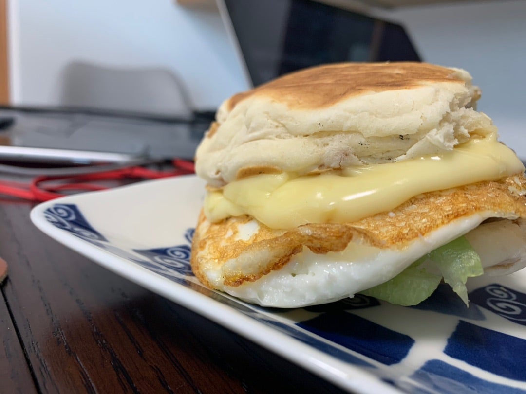 朝マック「エッグマフィン」を自宅で再現してみた。たった5分で簡単にできて、忙しい朝にピッタリライフハッカー・ジャパン